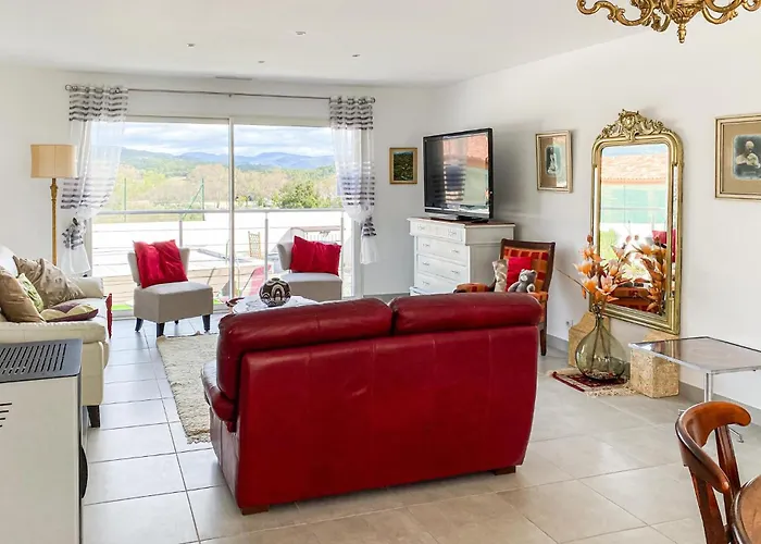 2 Bedroom Cozy In Chinian Vakantiehuis