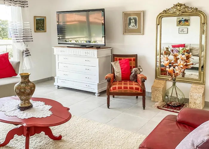 2 Bedroom Cozy In Chinian בית נופש סן-שיניו