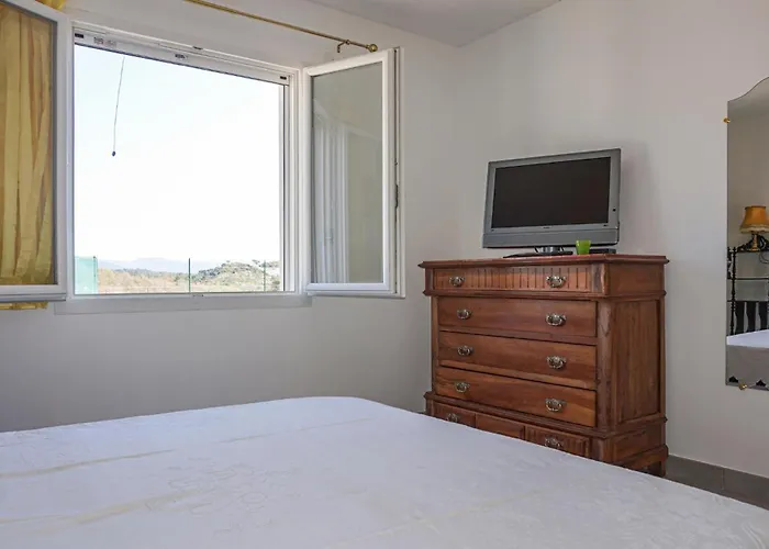 2 Bedroom Cozy In Chinian בית נופש סן-שיניו